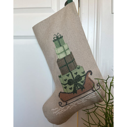 Pomp Stitch broderi - Stocking with green gifts - julesok