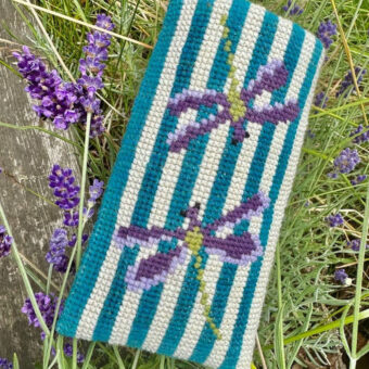 Pomp Stitch broderi - Dragonfly brille etui