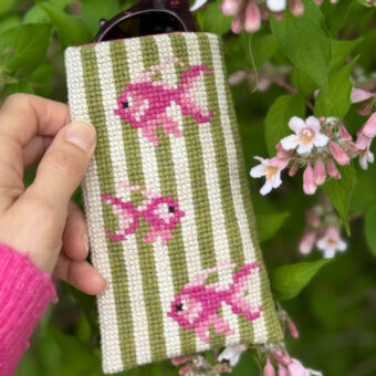 Pomp Stitch broderi - Pink goldfish brille etui