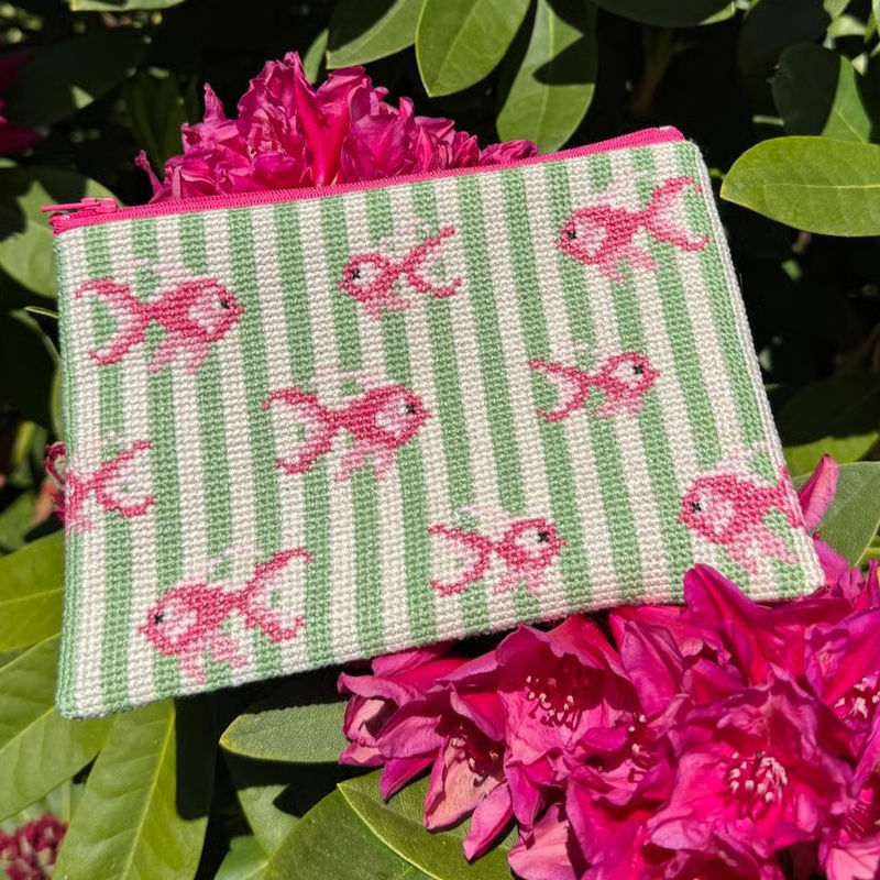 Pomp Stitch broderi - Pink goldfish clutch