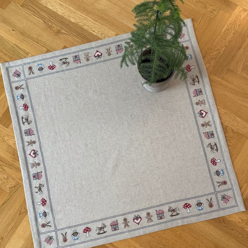 Pomp Stitch - Lille Gingerbread juletræstæppe