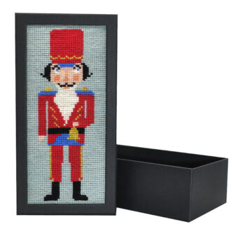 Fru Zippe broderi - Nøddeknækker rød - æske