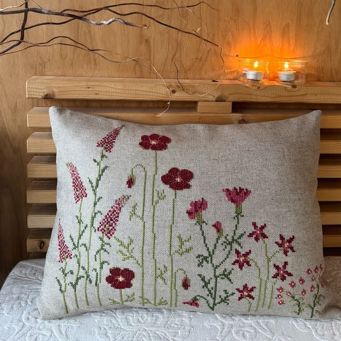 Pomp Stitch - Red flowers - pude