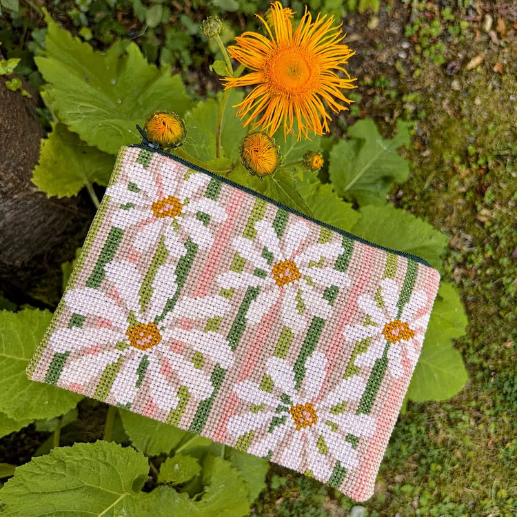 Pomp Stitch broderi - Margueritter på stribe - clutch