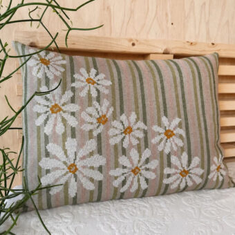 Pomp Stitch - Margueritter på stribe - pude