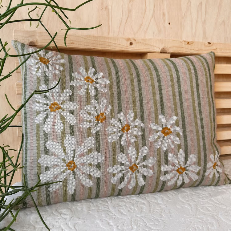 Pomp Stitch - Margueritter på stribe - pude