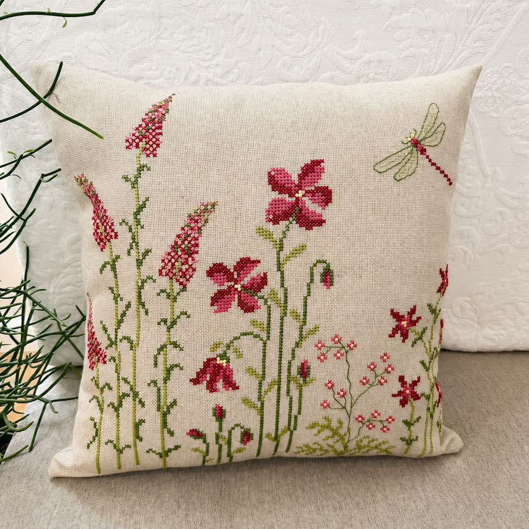 Pomp Stitch - Red flowers square - pude
